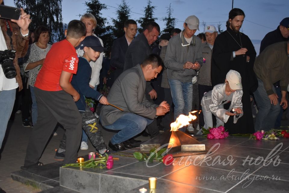 Свечи памяти зажглись у Обелиска павшим в Аксубаеве