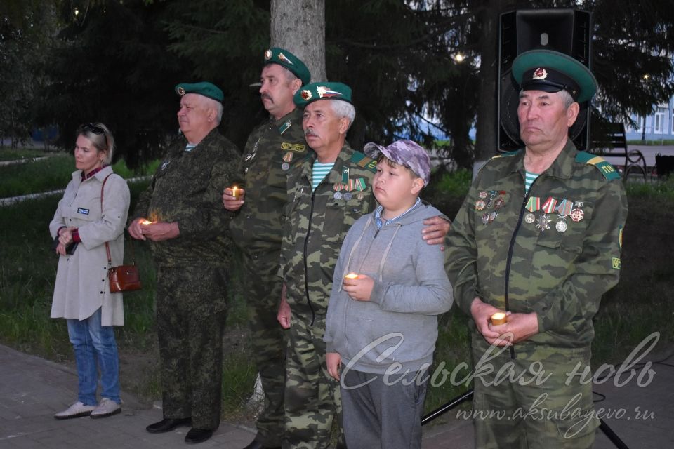 Свечи памяти зажглись у Обелиска павшим в Аксубаеве