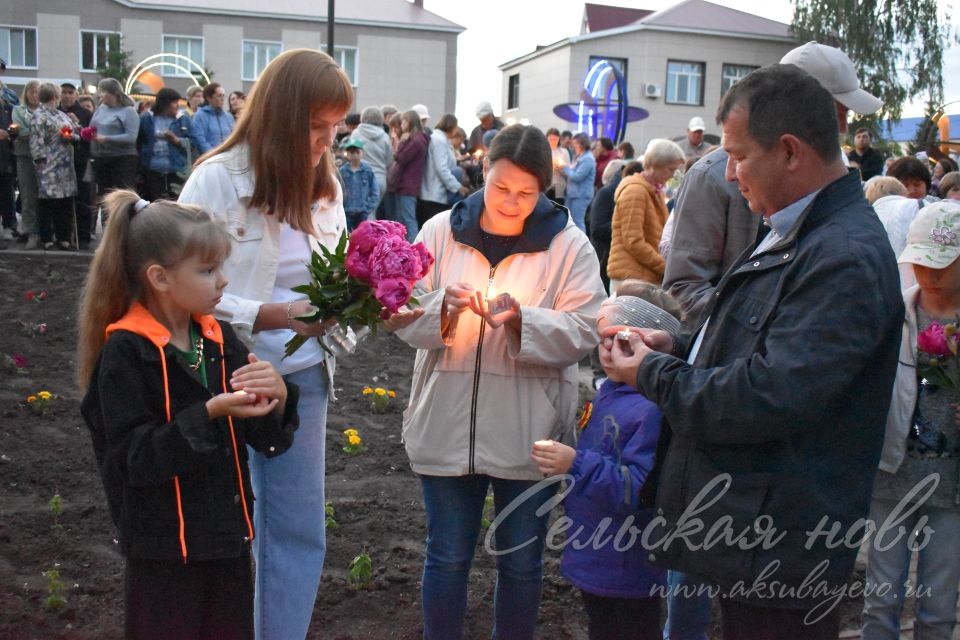 Свечи памяти зажглись у Обелиска павшим в Аксубаеве