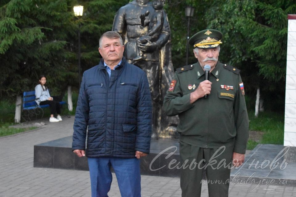 Свечи памяти зажглись у Обелиска павшим в Аксубаеве