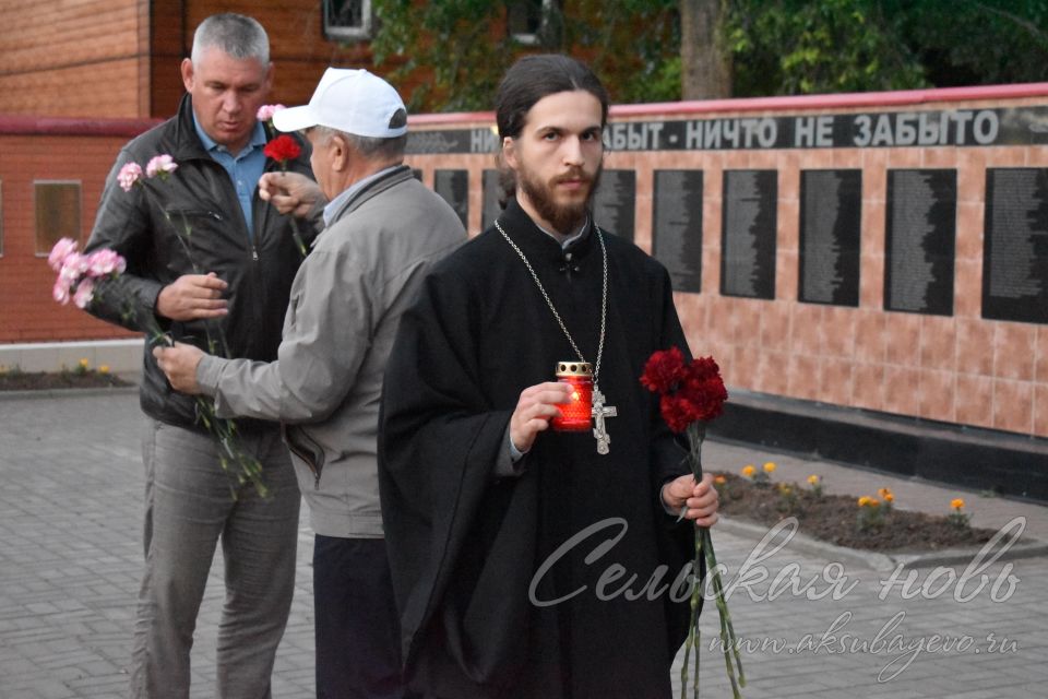 Свечи памяти зажглись у Обелиска павшим в Аксубаеве