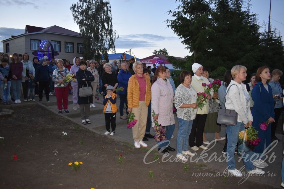 Свечи памяти зажглись у Обелиска павшим в Аксубаеве