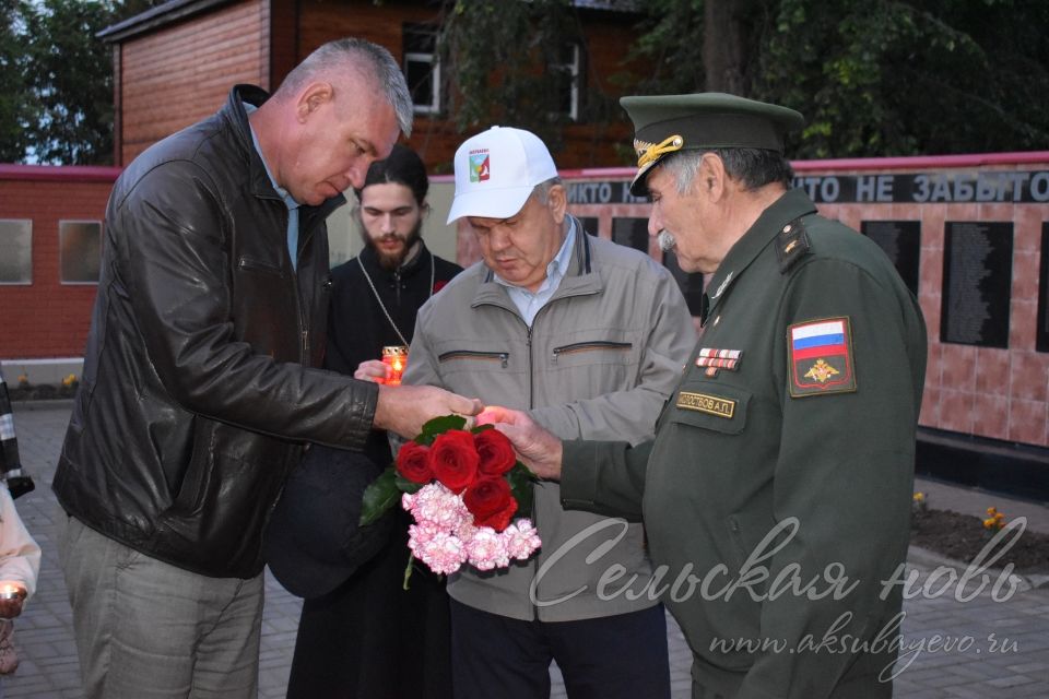 Свечи памяти зажглись у Обелиска павшим в Аксубаеве