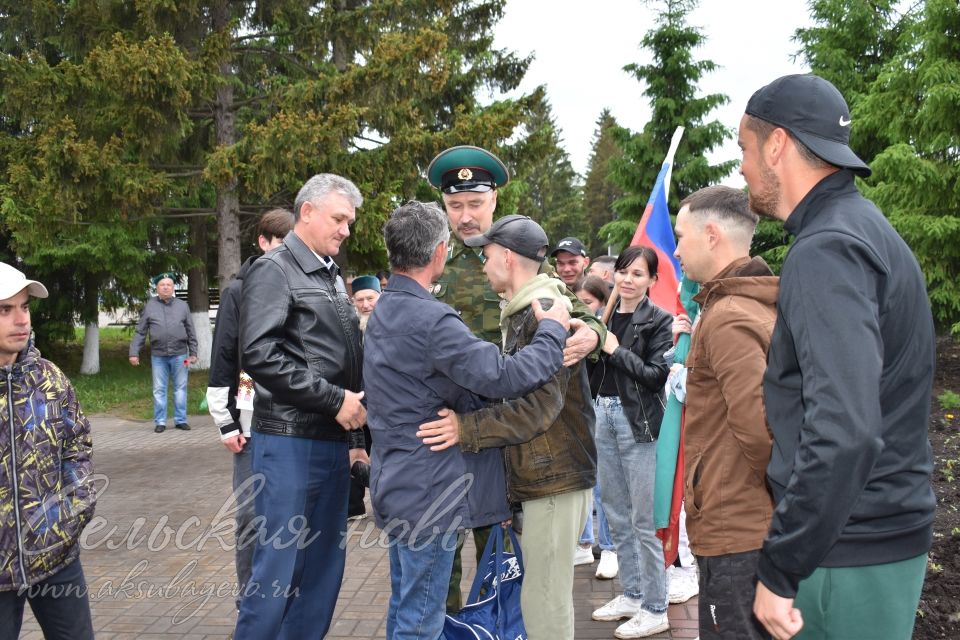 В Аксубаеве слова напутствия выразили воинам, благодарности - их родителям