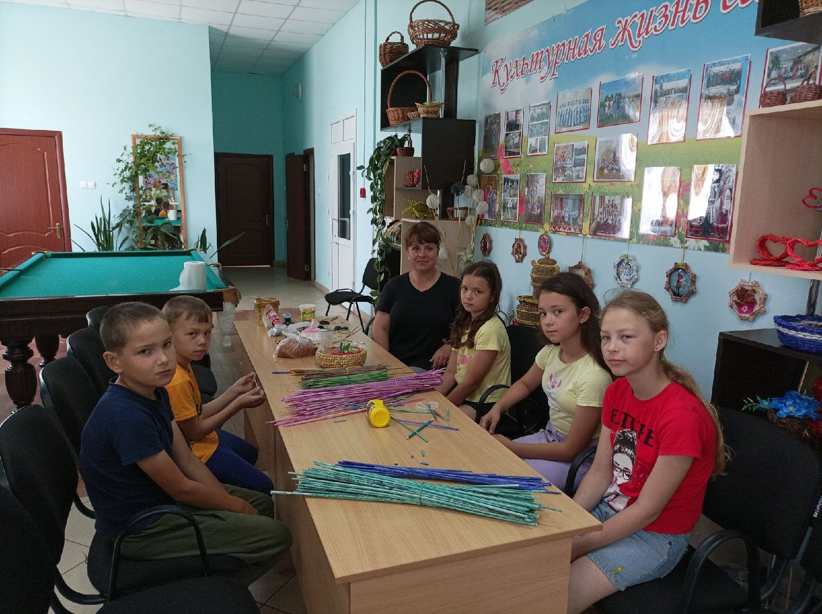 Аксубаевские школьники в канун Дня дарения подарков учились плести браслеты