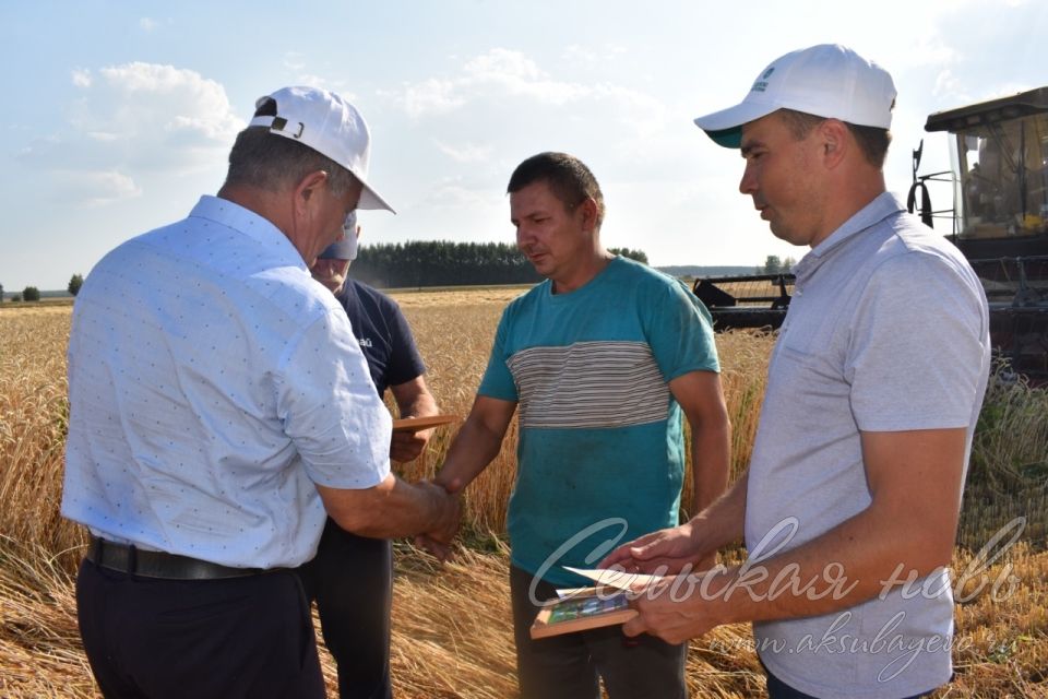 Лучшие на жатве получили награды