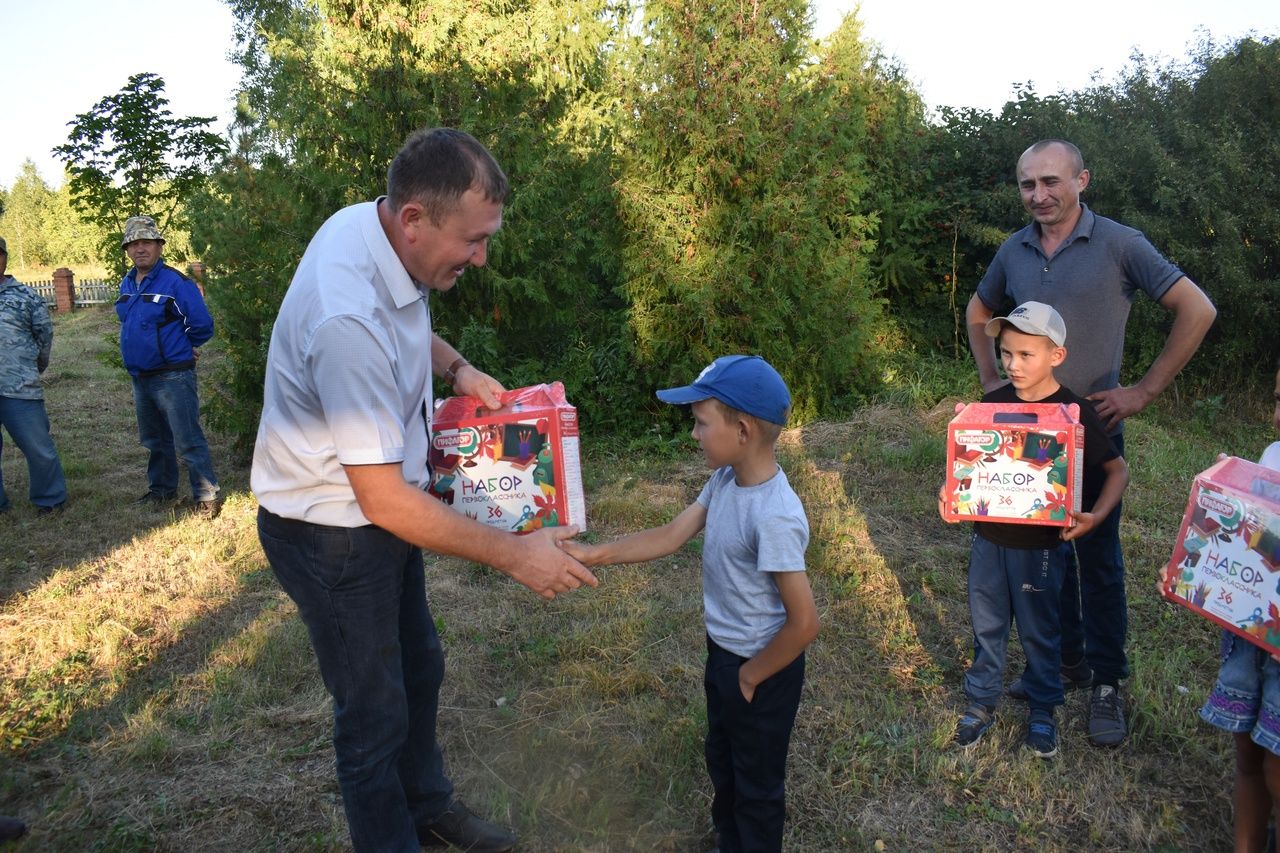 Детям аксубаевских лесоводов – первоклассникам – вручили подарки от лесничества и лесхоза