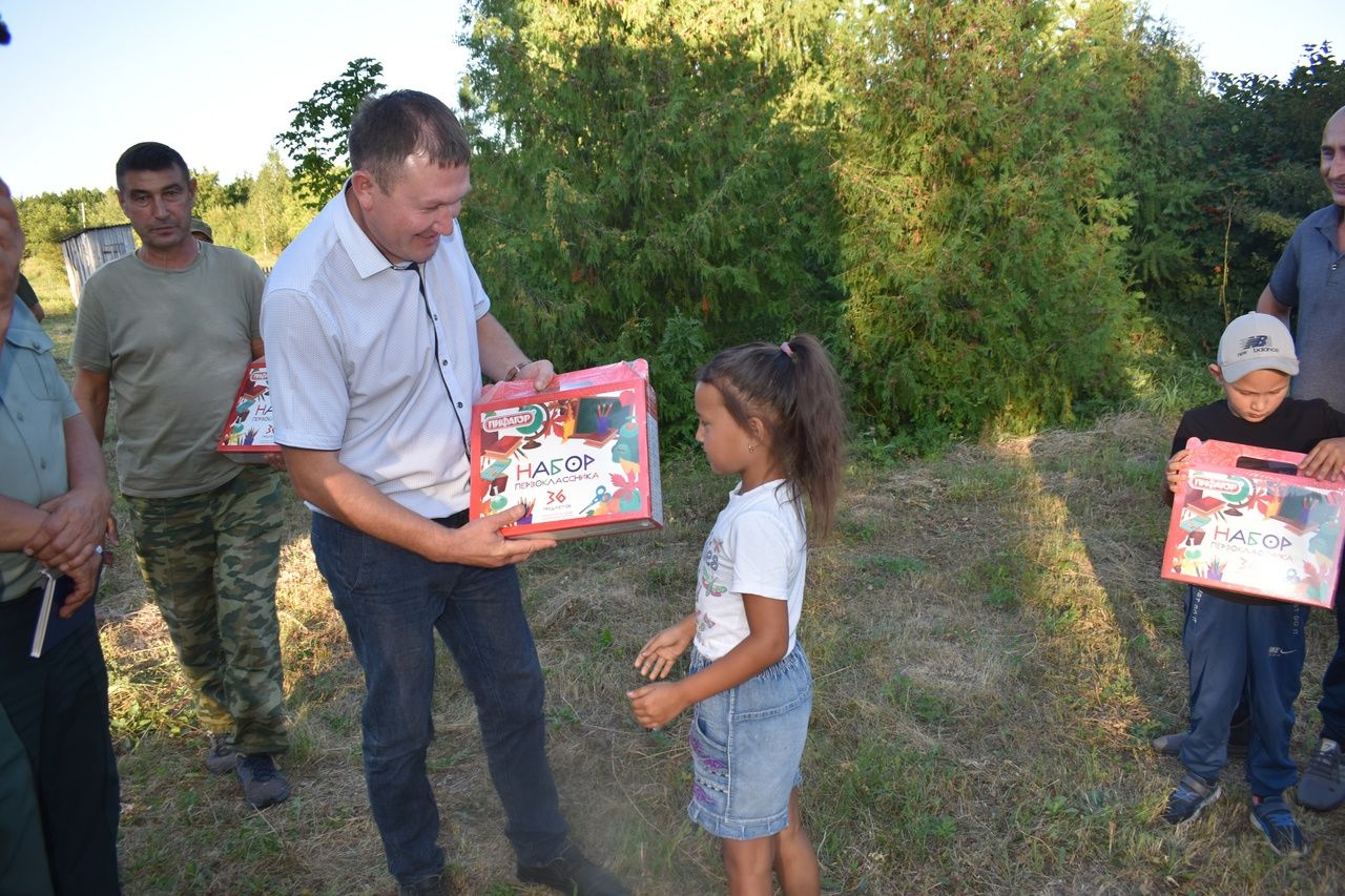 Детям аксубаевских лесоводов – первоклассникам – вручили подарки от лесничества и лесхоза