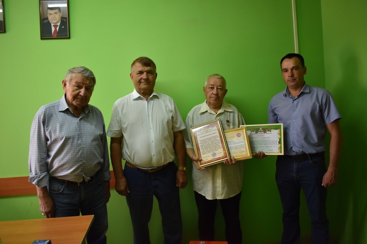 Аксубай ветераны районда беренче булып «Татарстан Республикасы агросәнәгать комплексының мактаулы ветераны» билгесен алды
