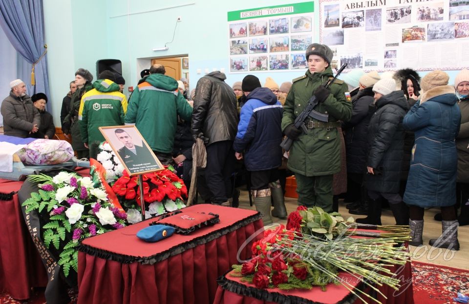 В Аксубаевском районе простились с погибшим в СВО Алмазом Тимбиковым