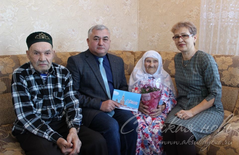 Юбиляр ил-көннәребезгә тынычлык теләп дога кыла