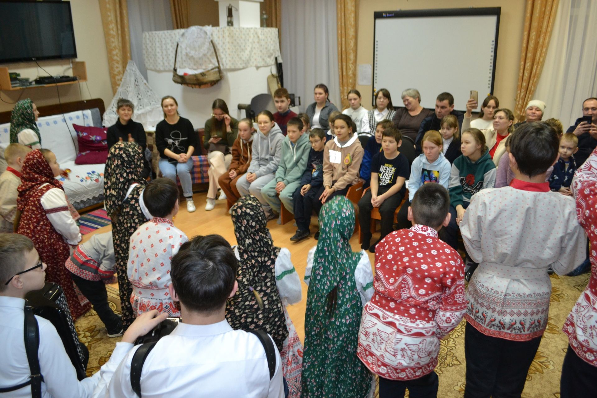 Аксубай музееның күргәзмәләр залы чигү эшләре белән тулды