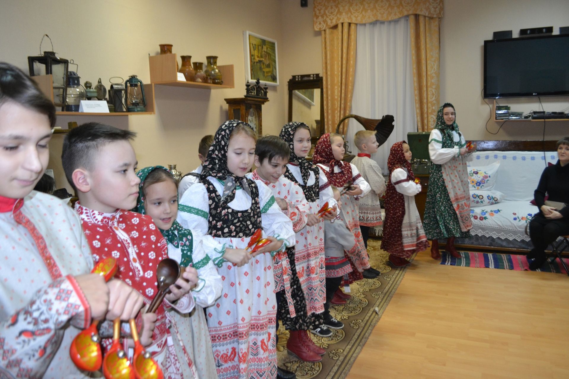 Аксубай музееның күргәзмәләр залы чигү эшләре белән тулды