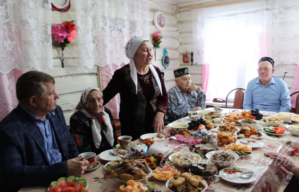 Ятим балаларга әниләрен алыштырган