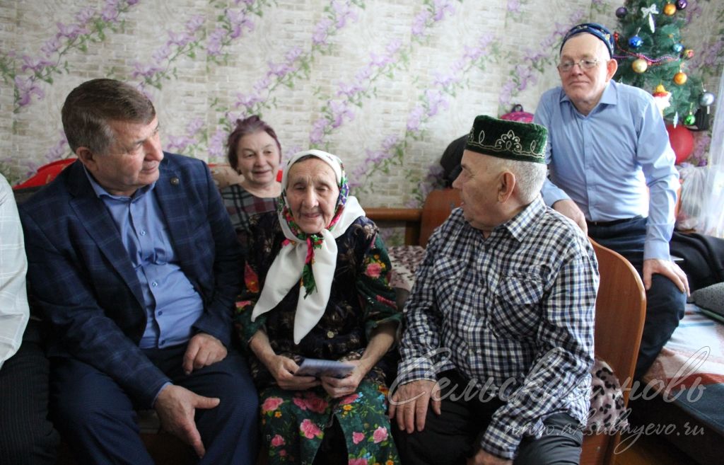 Ятим балаларга әниләрен алыштырган