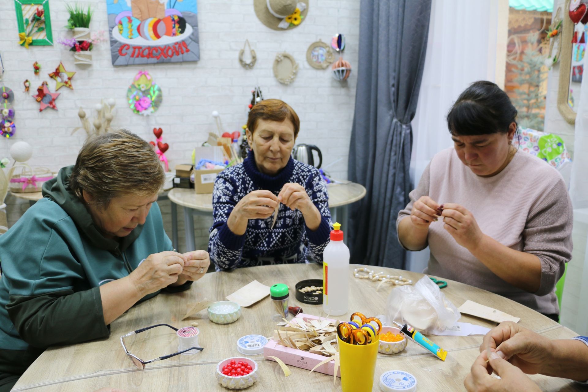 Социаль хезмәт күрсәтү үзәгенең тернәкләндерү бүлеге пациентлары куллары белән матурлык тудыралар