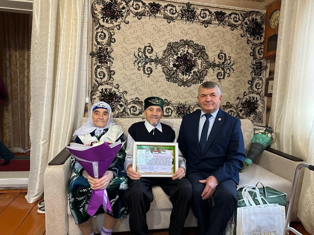 Руководитель Аксубаевского района поздравил семью ветеранов с 66-летием совместной жизни