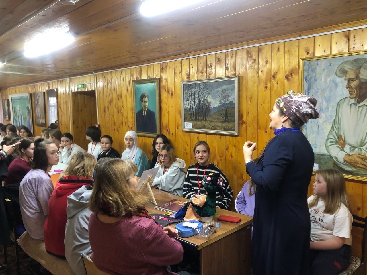 «Алтын куллар» Аксубай районында: катнашучылар Хәсән Туфан тормышы турында белделәр, колаклы чигү техникасын өйрәнделәр