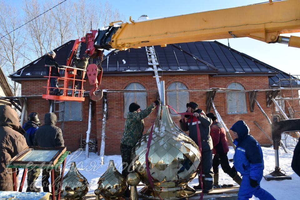 Аксубай районында төзелеп килүче бинаның гөмбәзен һәм тәреләрен изгеләндерделәр