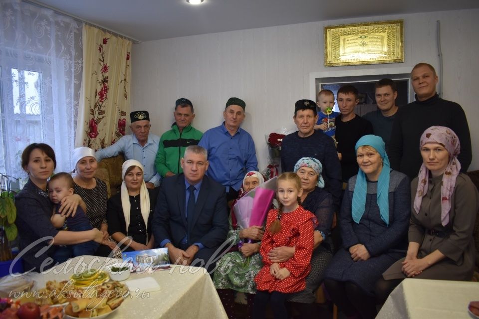Колхоз производствосының төрле участокларында фидакарь хезмәт куйган