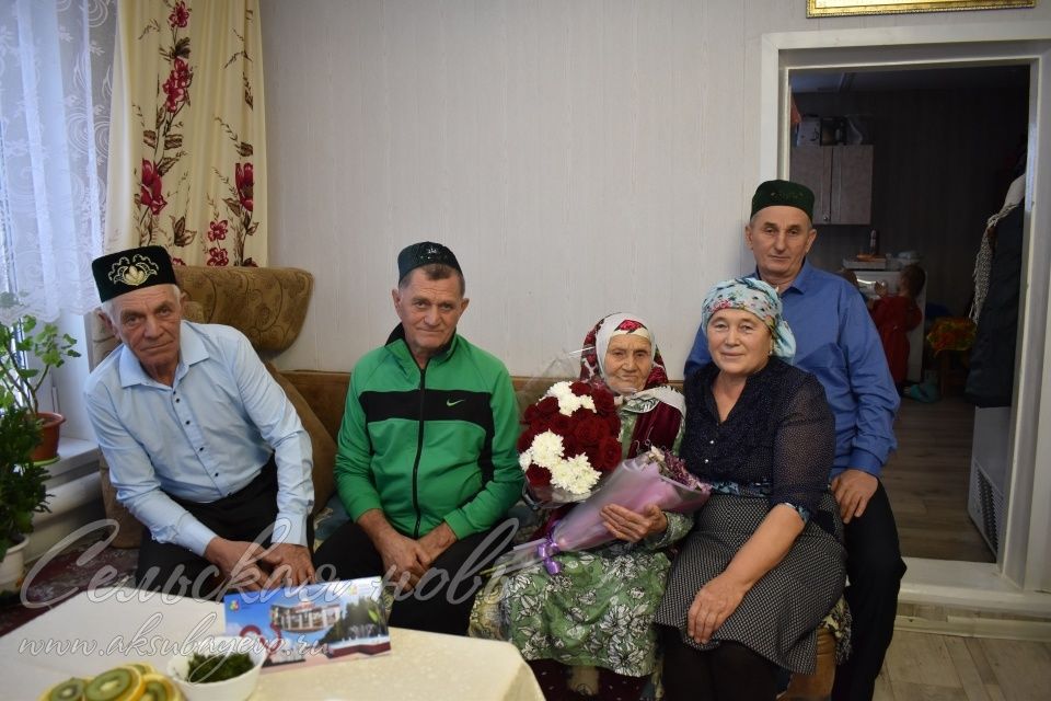 Колхоз производствосының төрле участокларында фидакарь хезмәт куйган