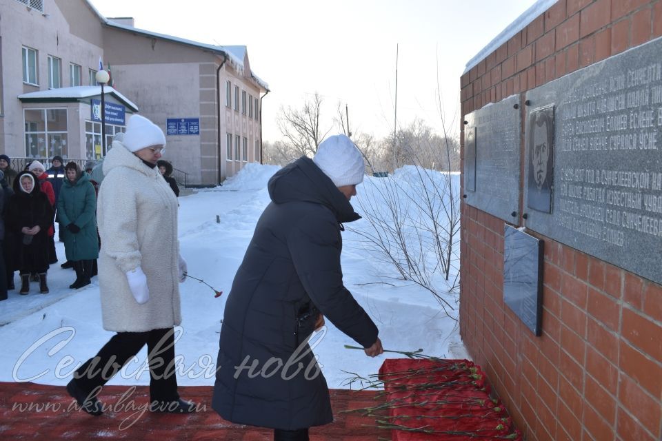 Сөнчәле мәктәбендә махсус хәрби операция зонасында хәрби бурычны үтәгәндә һәлак булган Владимир Воркуновның исемен мәңгеләштереп, истәлек тактасы ачу митингы узды.