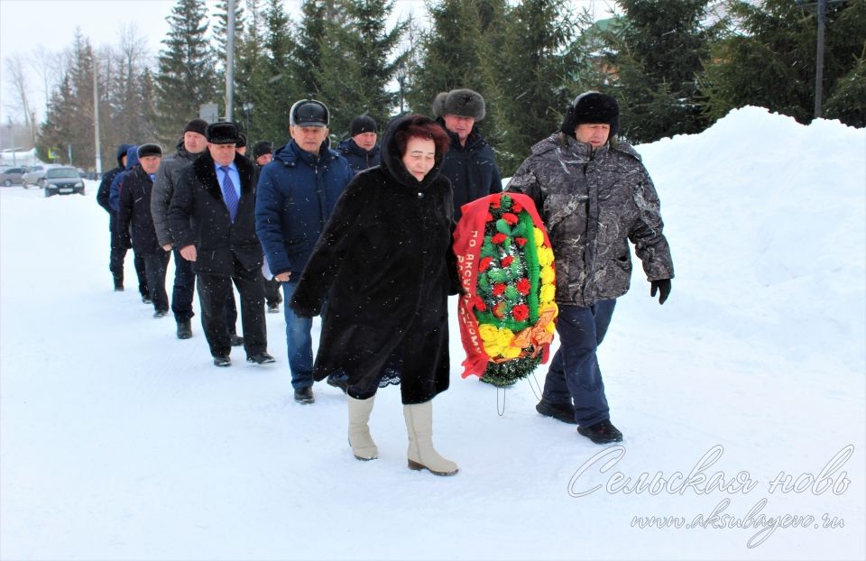 Ветераны МВД в Аксубаеве спели пеню «Вставай, страна огромная» у Вечного огня