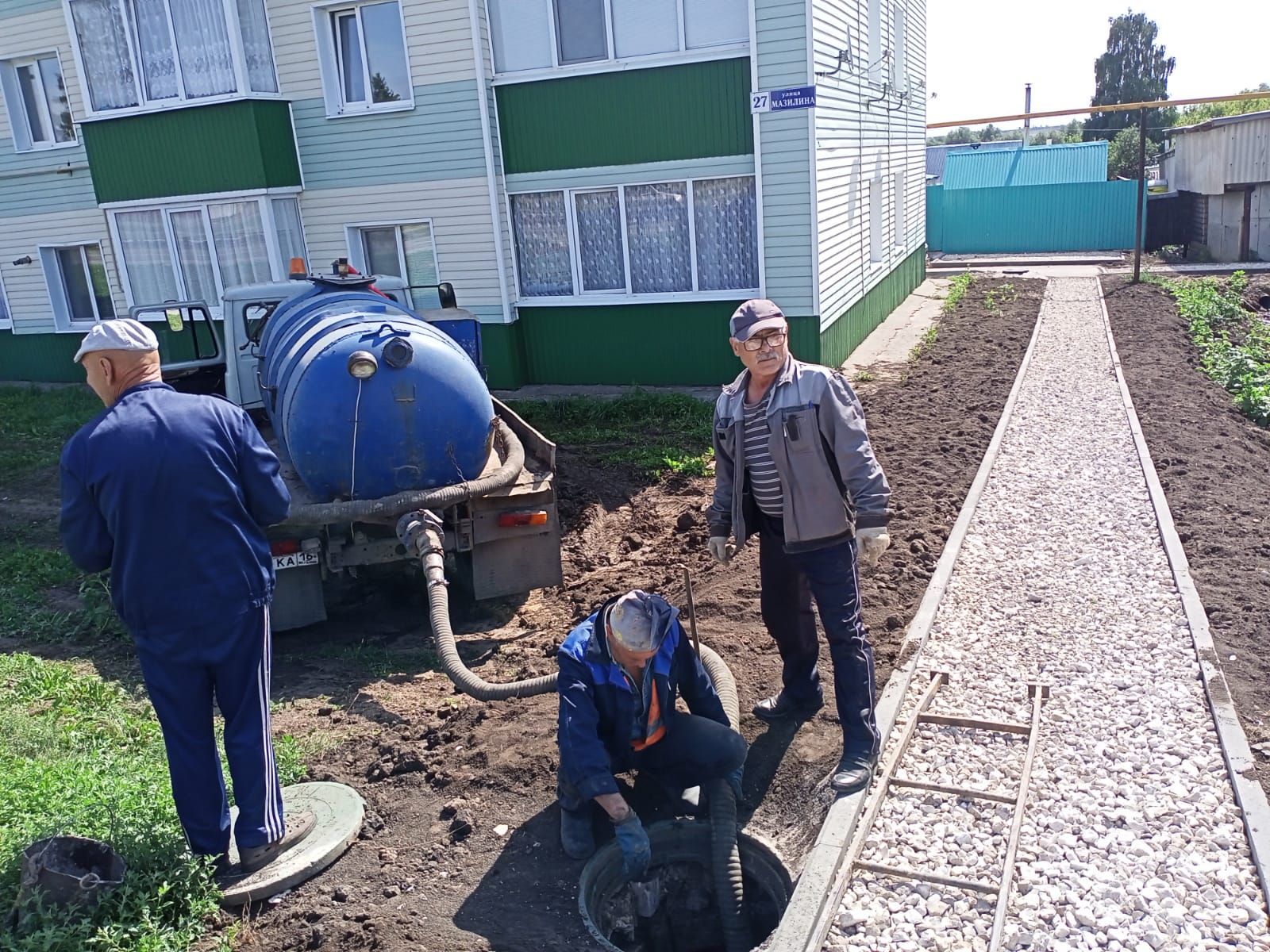 Районның коммуналь хуҗалык хезмәткәрләре километрларга сузылган су үткәргечләргә һәм канализация челтәрләренә хезмәт күрсәтәләр.