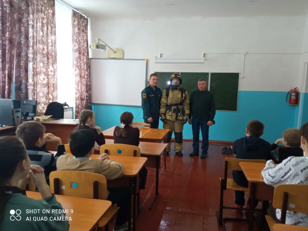 Учащиеся сельской школы примерили униформу пожарного