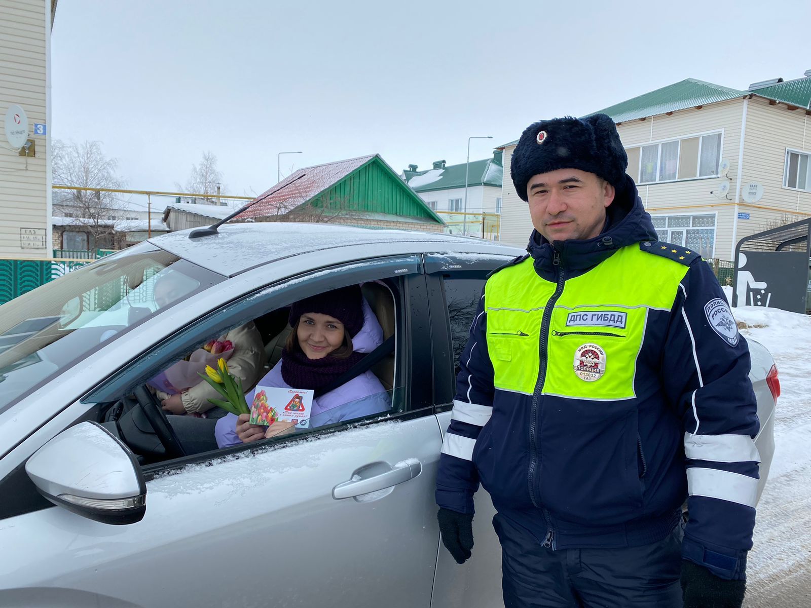 Госавтоинспекторы Аксубаевского района вышли на дорогу с цветами
