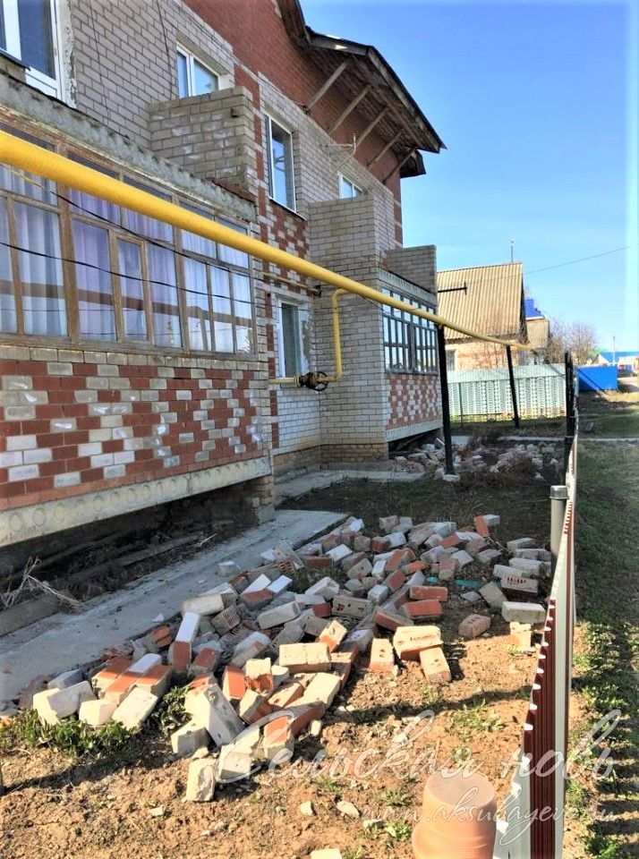 В Аксубаеве обвалились балконы двухэтажки по улице Золина