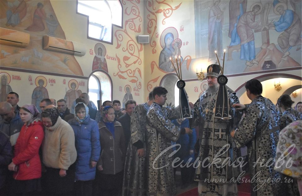 В Аксубаевском храме литургию возглавил епископ Чистопольский и Нижнекамский Пахомий