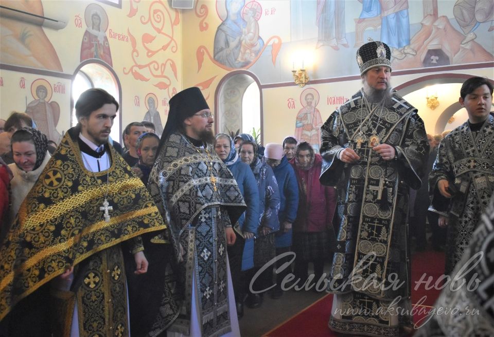 В Аксубаевском храме литургию возглавил епископ Чистопольский и Нижнекамский Пахомий