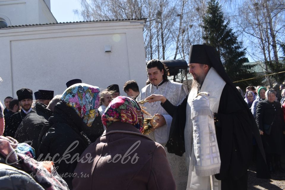 В Аксубаеве пасхальные куличи окропили святой водой