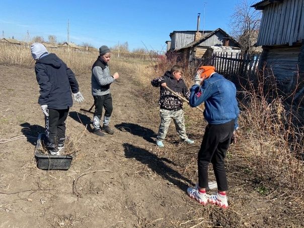 В рамках санитарно-экологического двухмесячника работают тимуровцы