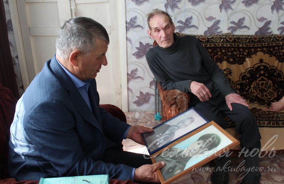 Глава Аксубаевского района Камиль Гилманов навестил родителей военнослужащего