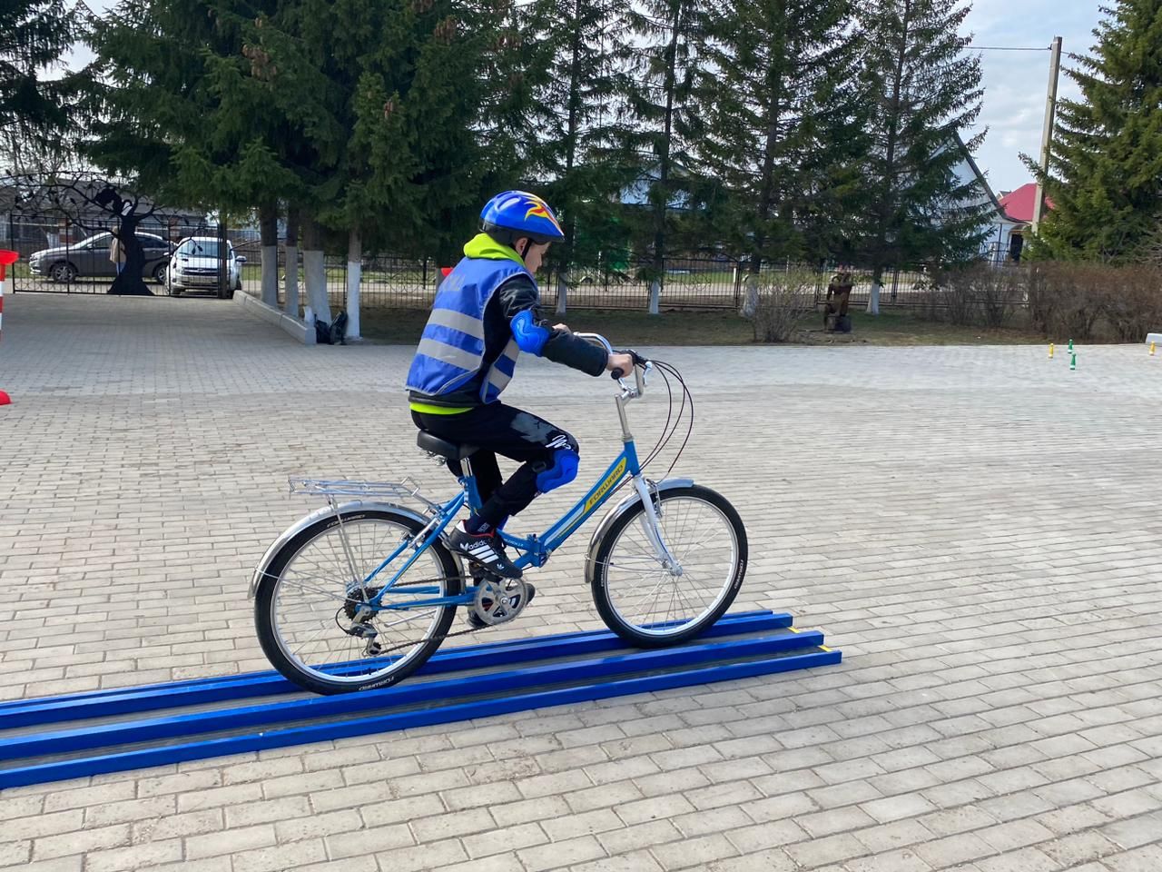 Аксубаевские школьники соревновались в безопасном вождении велосипеда