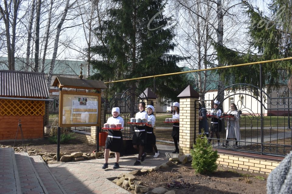 Представители Аксубаевского техникума преподнесли для храма куличи