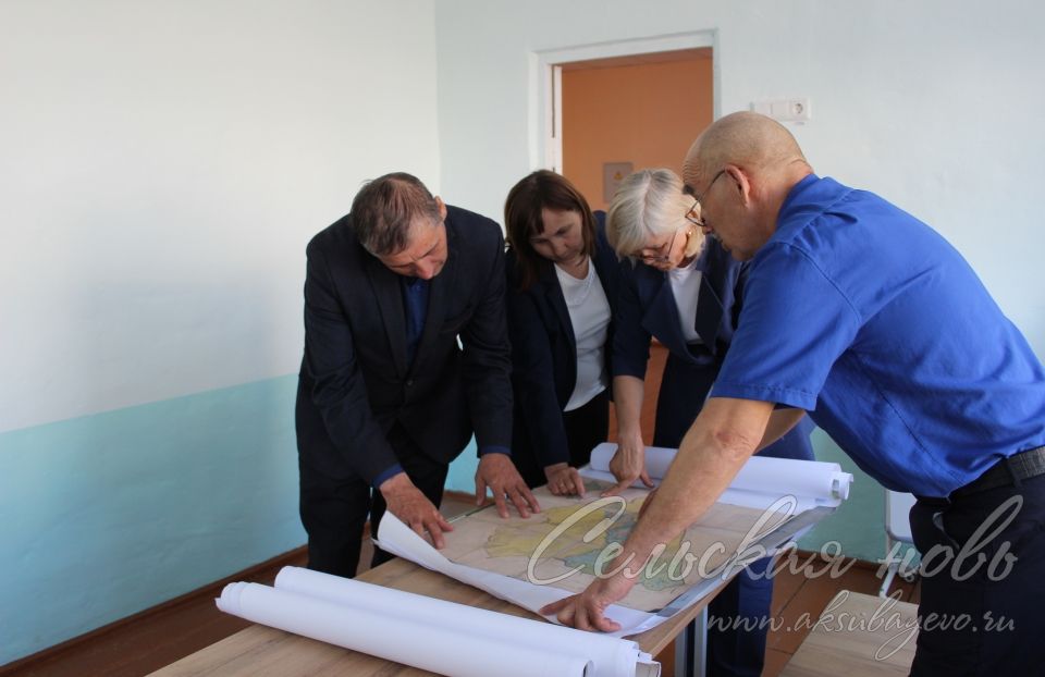 Аксубаевский краевед подарил школе исторические карты и документы