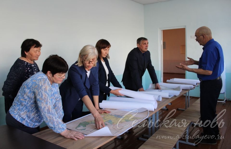 Аксубаевский краевед подарил школе исторические карты и документы