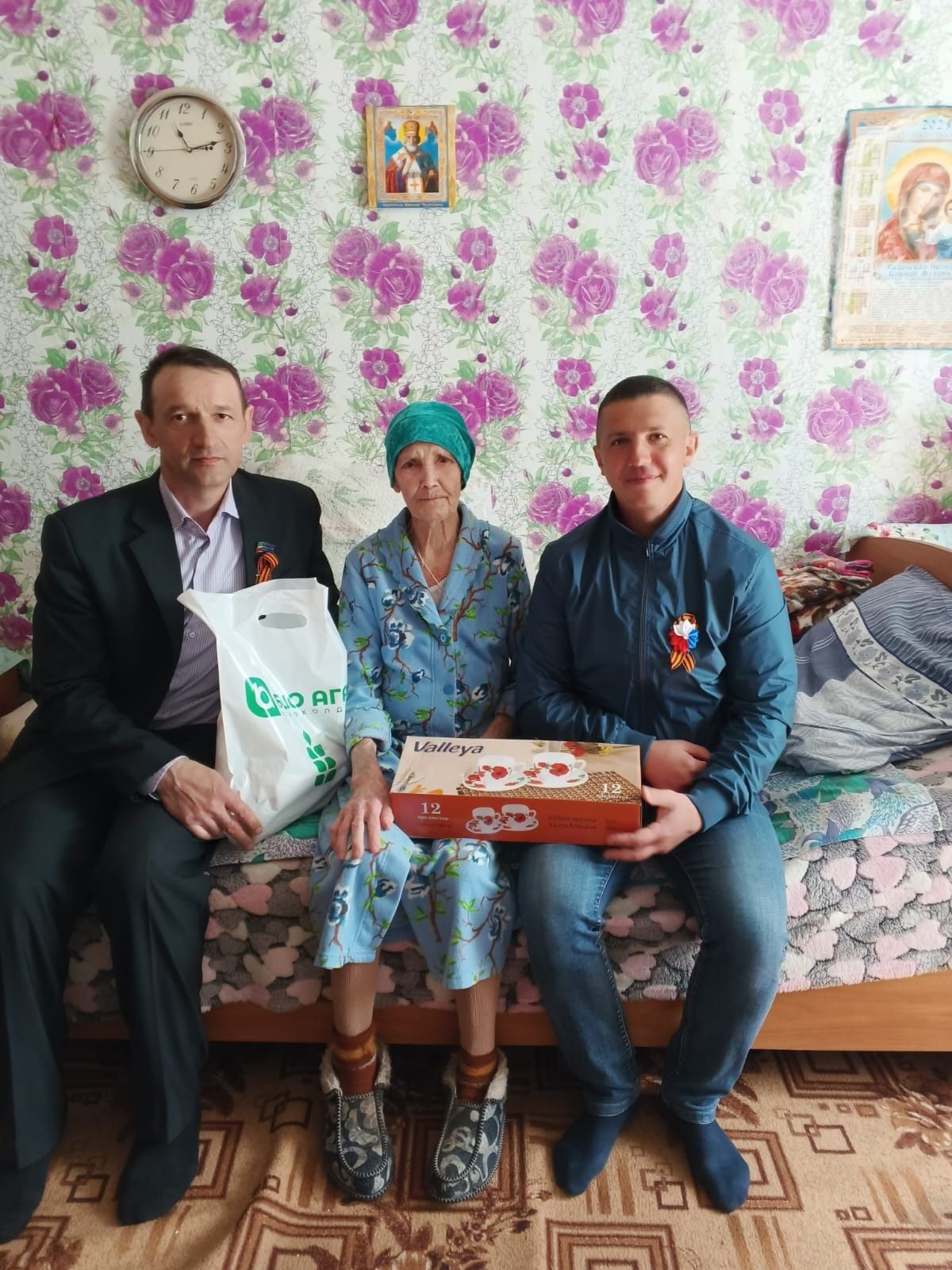 Жительницу Русской Киремети поздравили с Днем Победы