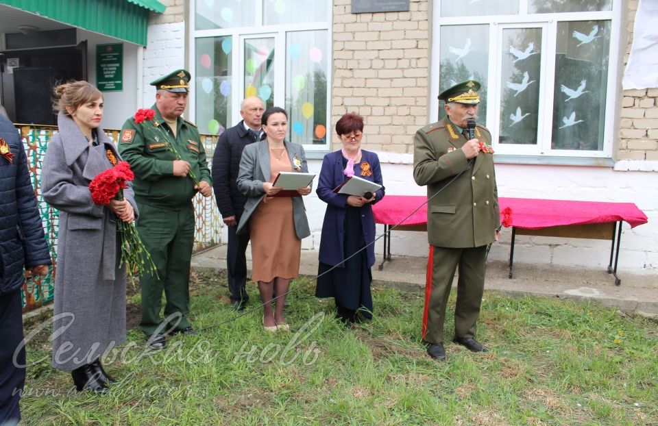 В Старом Тимошкине состоялось открытие мемориальной доски летчику Герману Захарову