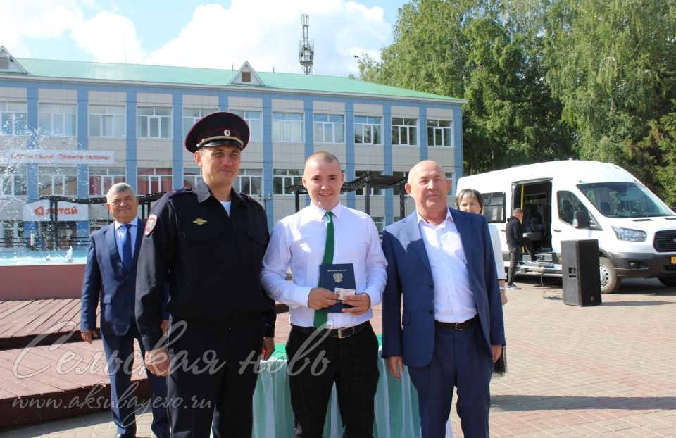 Студентам Аксубаевского техникума вручили дипломы, водительские права и выразили пожелания отличной службы