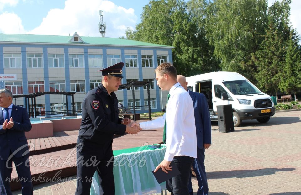 Студентам Аксубаевского техникума вручили дипломы, водительские права и выразили пожелания отличной службы