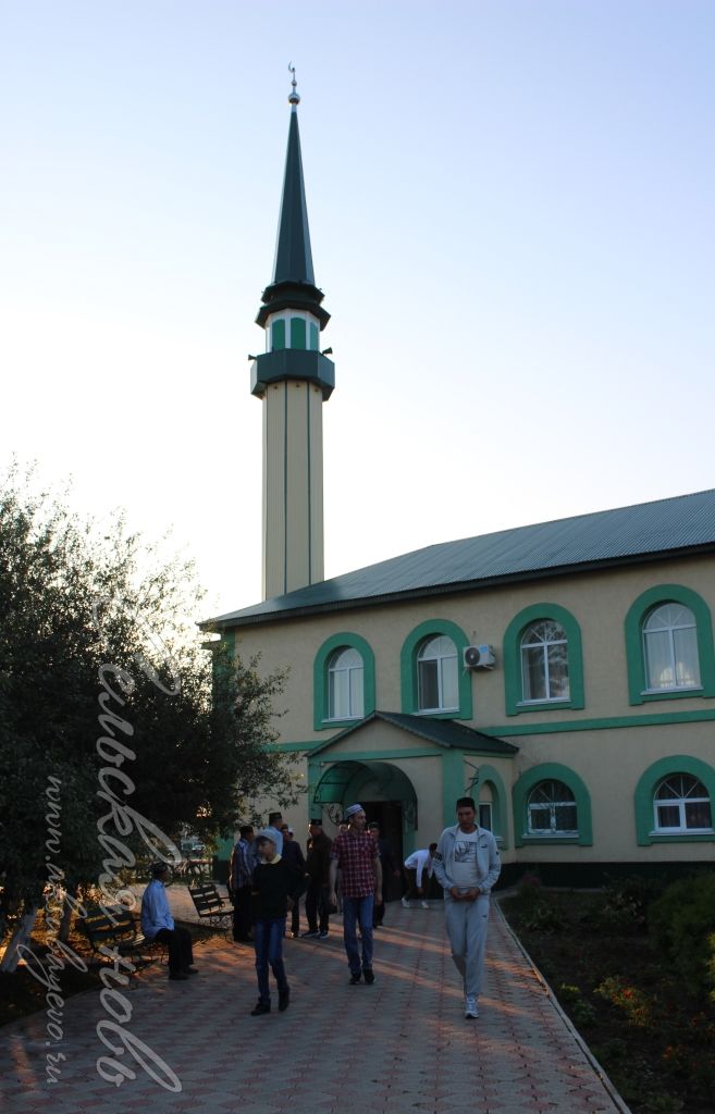 Сотни мусульман Аксубаева встретили Курбан байрам в мечети общей молитвой