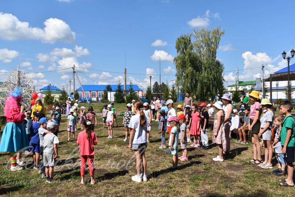В Аксубаевском парке дети танцевали и ловили мыльные пузыри