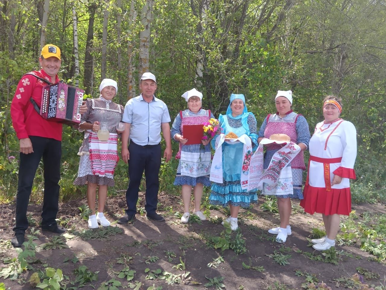На хлебном поле Аксубаевского района звучали песни под гармонь
