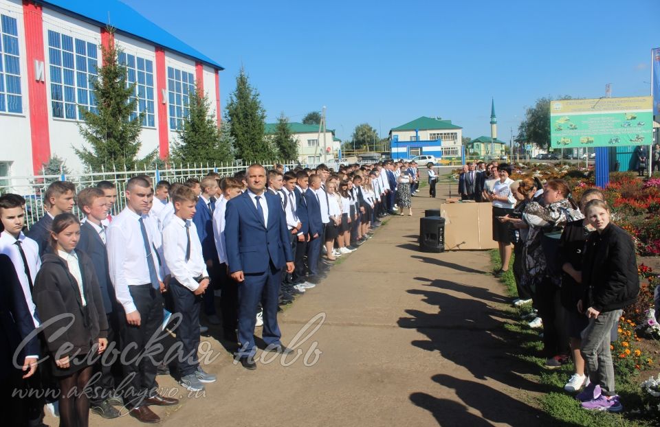 В Аксубаевском техникуме универсальных технологий в День знаний студентам вручили грамоты и премии за работу на хлебных нивах