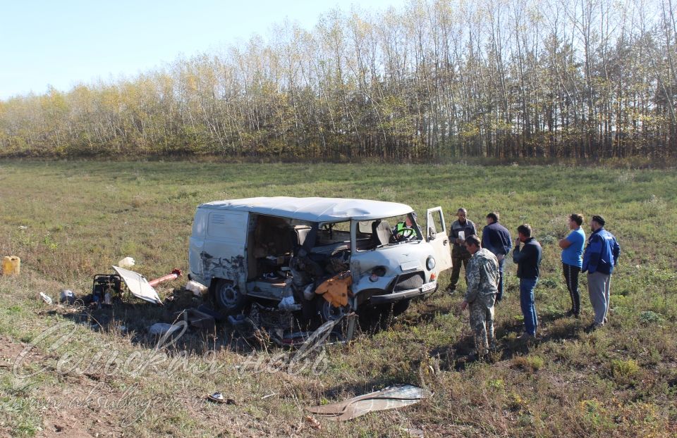 В Аксубаевском районе «буханка» въехала в комбайн, трое пострадавших