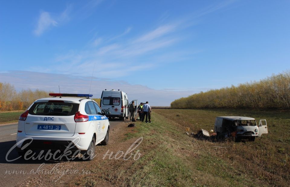 В Аксубаевском районе «буханка» въехала в комбайн, трое пострадавших